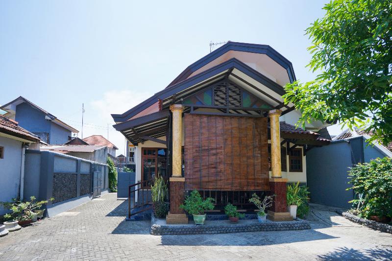 Penginapan Anggrek Syariah 2 by OYO Rooms