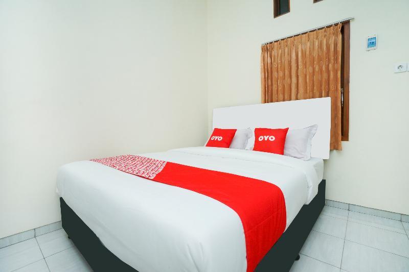 Penginapan Anggrek Syariah 2 by OYO Rooms