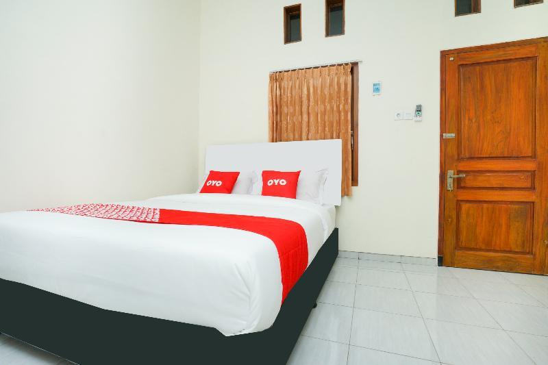 Penginapan Anggrek Syariah 2 by OYO Rooms