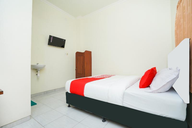 Penginapan Anggrek Syariah 2 by OYO Rooms