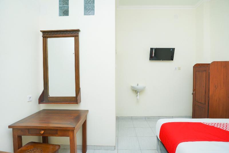 Penginapan Anggrek Syariah 2 by OYO Rooms
