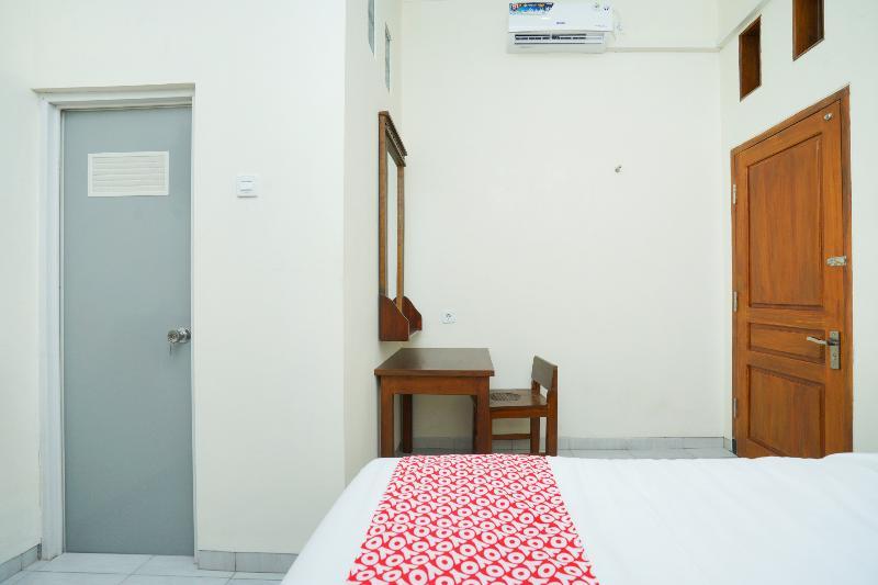 Penginapan Anggrek Syariah 2 by OYO Rooms