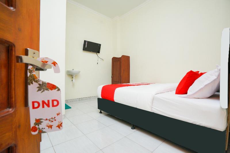Penginapan Anggrek Syariah 2 by OYO Rooms