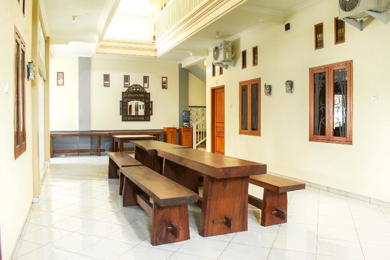 Penginapan Anggrek Syariah 2 by OYO Rooms
