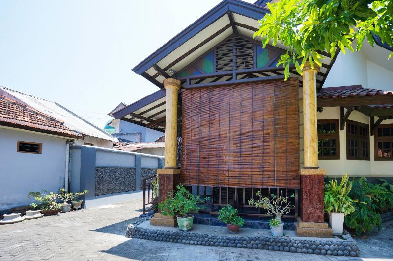 Penginapan Anggrek Syariah 2 by OYO Rooms