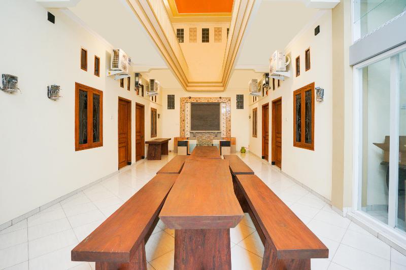 Penginapan Anggrek Syariah 2 by OYO Rooms
