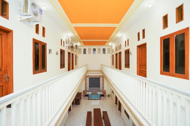 Penginapan Anggrek Syariah 2 by OYO Rooms