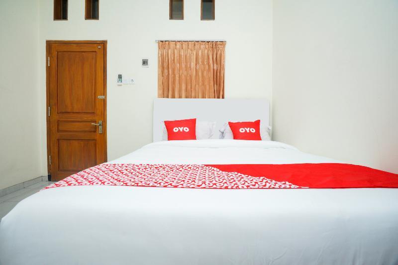 Penginapan Anggrek Syariah 2 by OYO Rooms