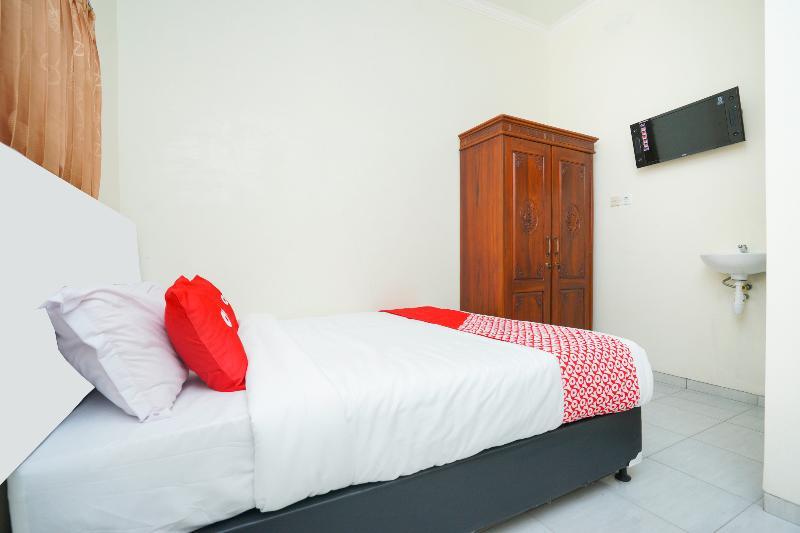 Penginapan Anggrek Syariah 2 by OYO Rooms