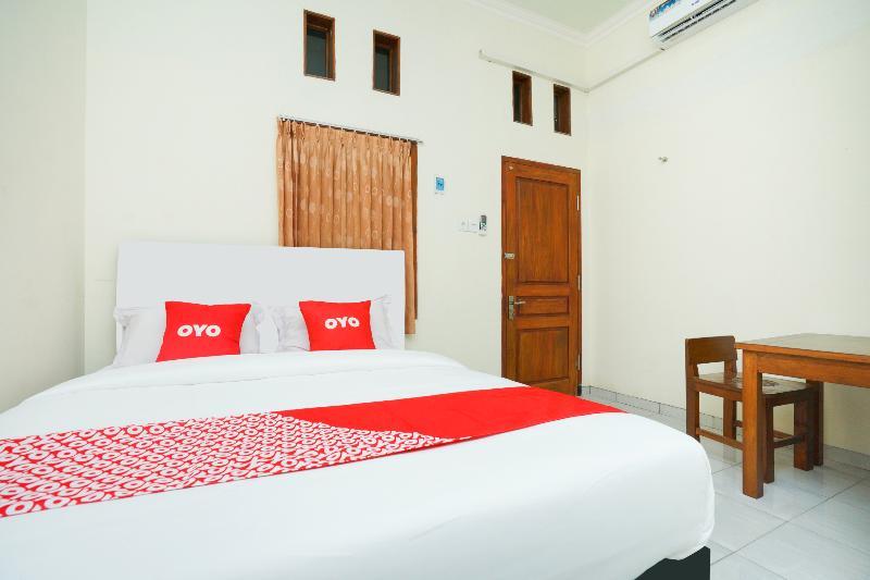 Penginapan Anggrek Syariah 2 by OYO Rooms