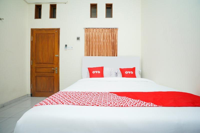 Penginapan Anggrek Syariah 2 by OYO Rooms