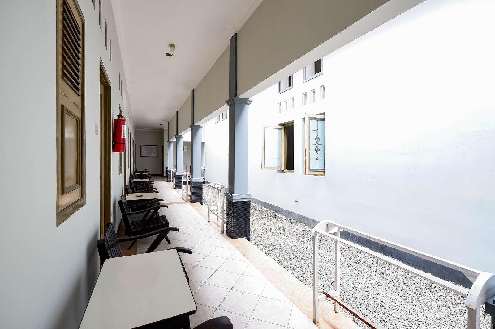 Hotel Kencana by OYO Rooms