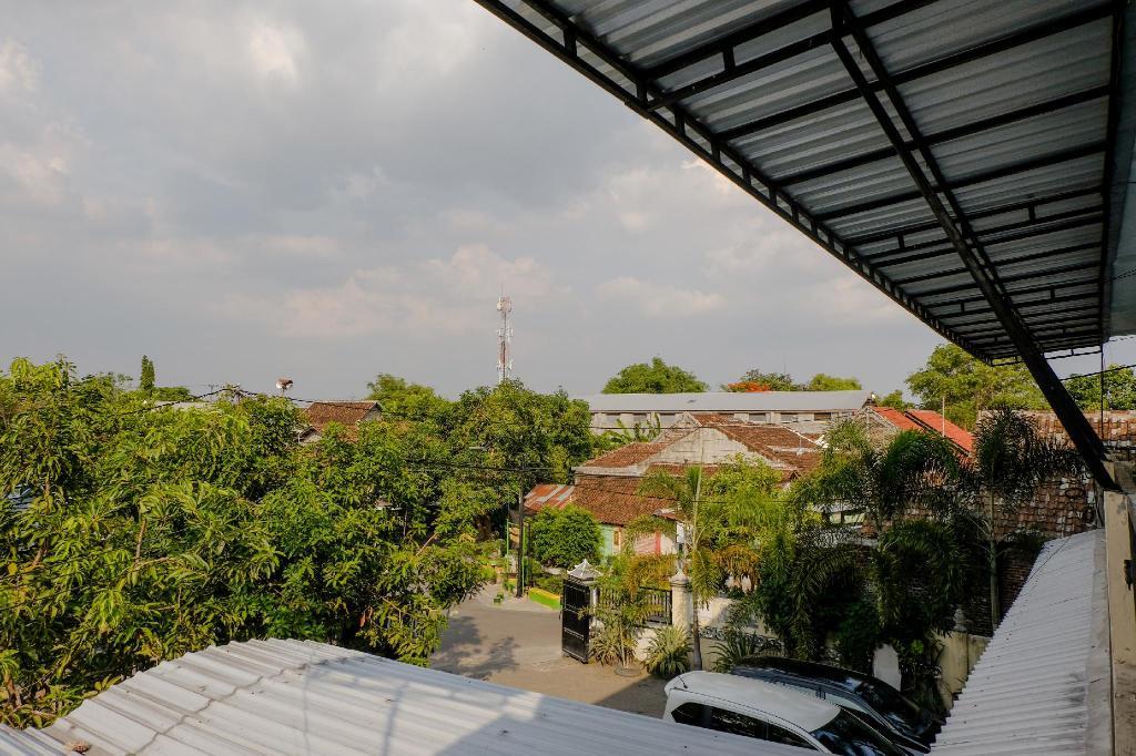 Hj. Aniek Residence by OYO Rooms