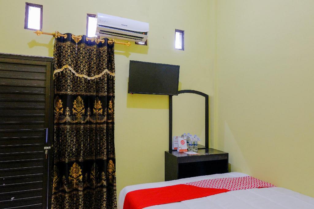 Hj. Aniek Residence by OYO Rooms