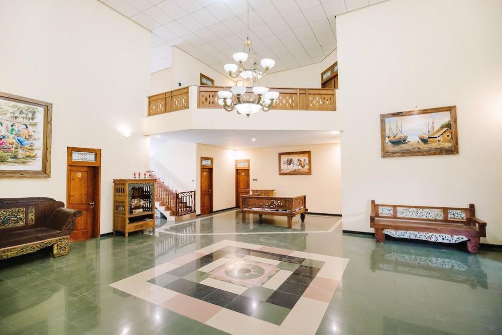 Authentic Osing Homestay by OYO Rooms