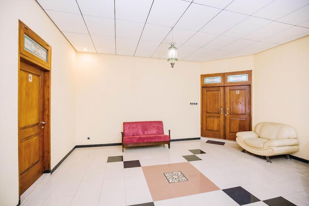 Authentic Osing Homestay by OYO Rooms