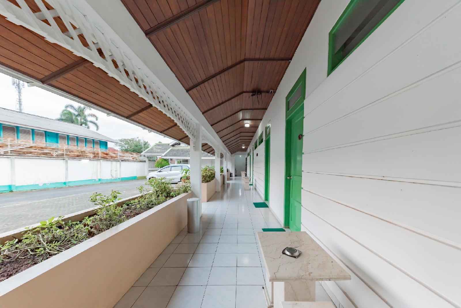 Daun Hijau Hotel by Reddoorz