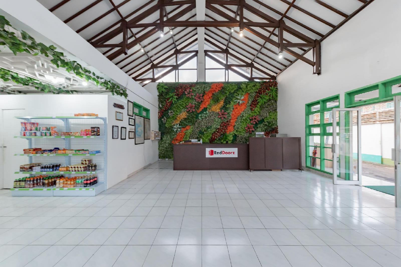 Daun Hijau Hotel by Reddoorz