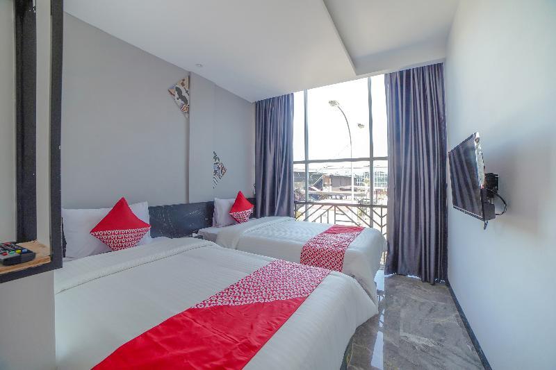 OYO 90447 Kardopa Hotel Megapark