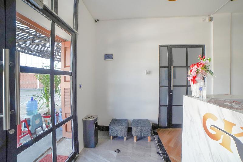 OYO 90447 Kardopa Hotel Megapark