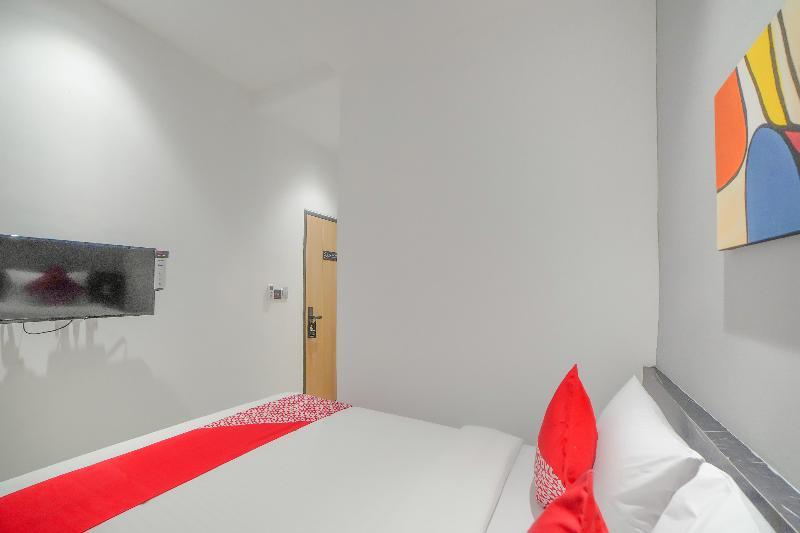 OYO 90447 Kardopa Hotel Megapark