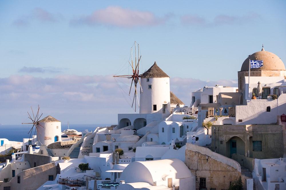 Pezoules of Oia