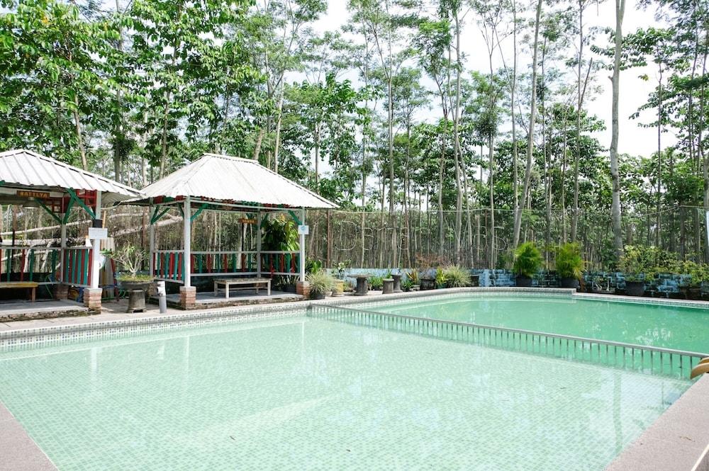 Damar Mas Resort Lereng Kelud by OYO Rooms