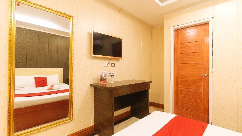RedDoorz Plus @ Winter Benitez Cubao