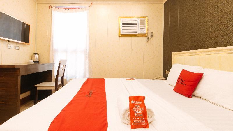 RedDoorz Plus @ Winter Benitez Cubao