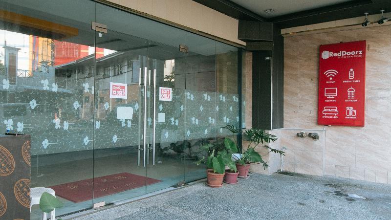 RedDoorz Plus @ Winter Benitez Cubao