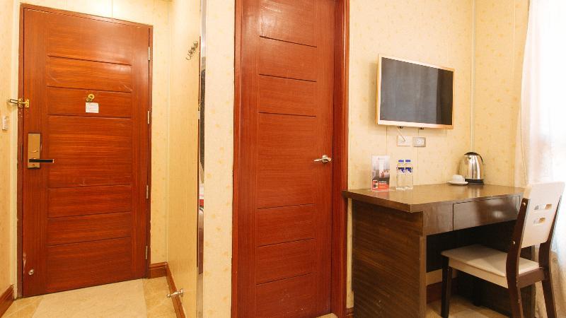 RedDoorz Plus @ Winter Benitez Cubao