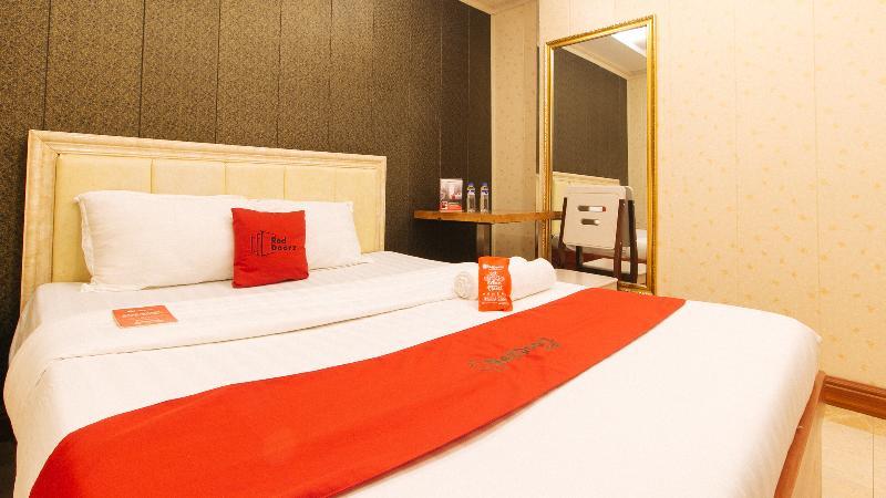 RedDoorz Plus @ Winter Benitez Cubao