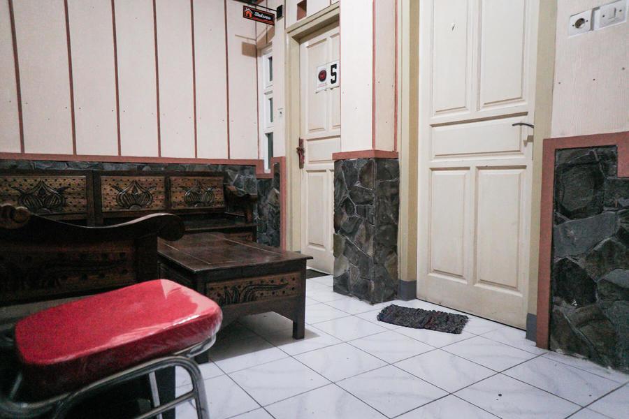 RedDoorz near Alun Alun Batu