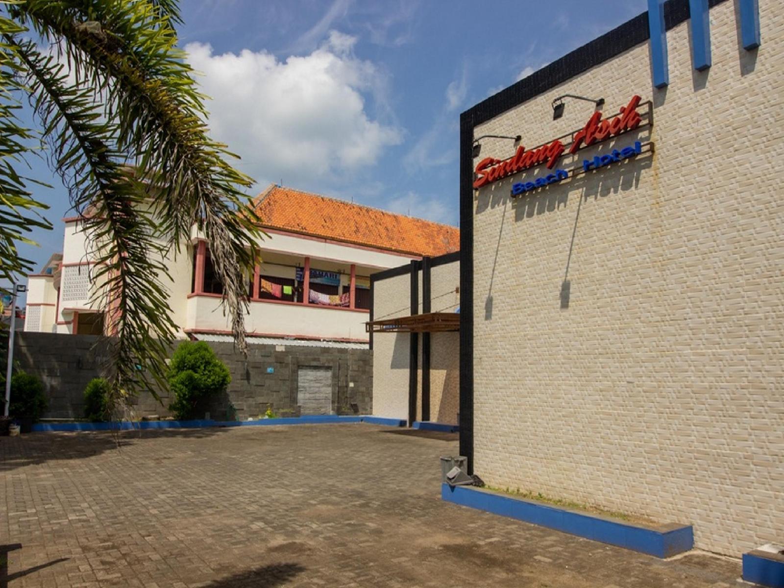 RedDoorz Near Goa Panggung