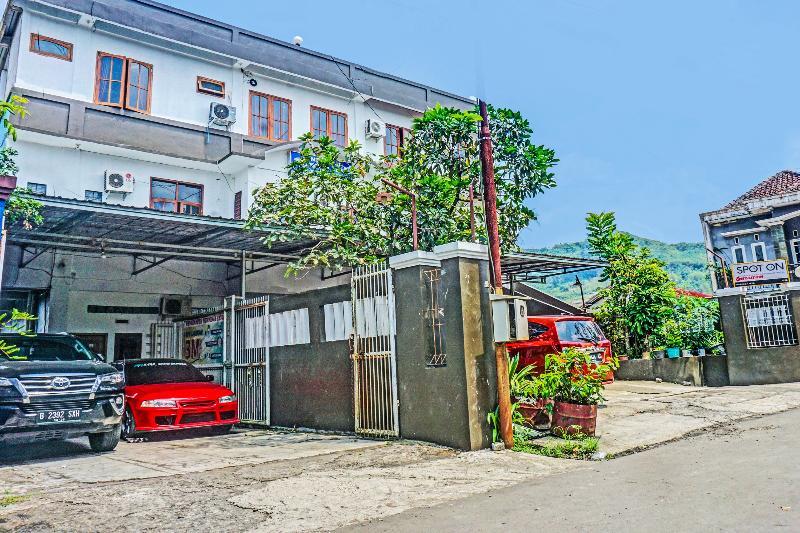 Nurmega Jaya by OYO Rooms