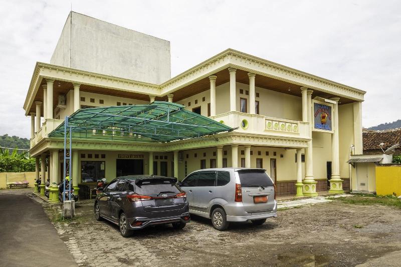 Hotel Mahkota Pantai by OYO Rooms