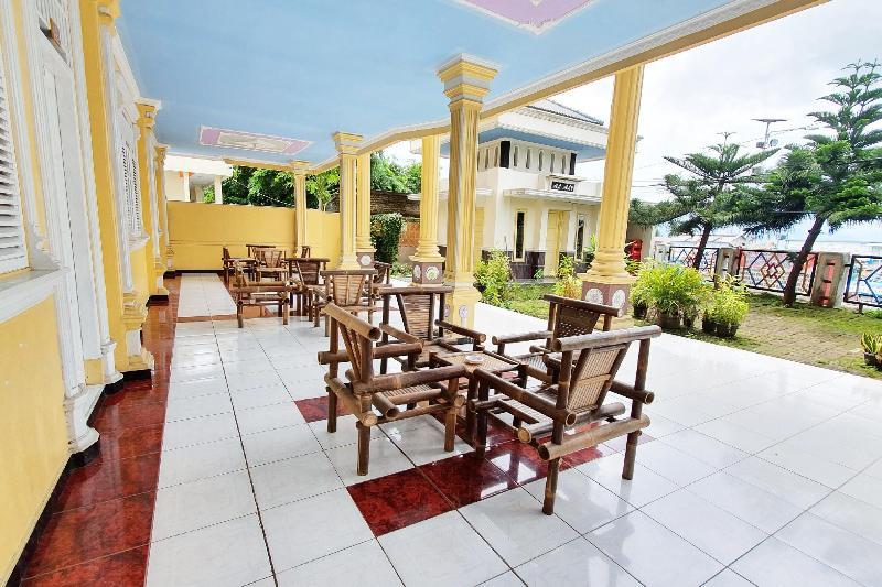 Hotel Mahkota Pantai by OYO Rooms