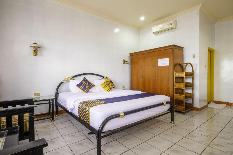 Hotel Mahkota Pantai by OYO Rooms