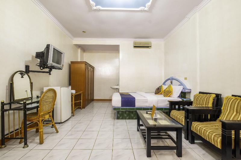 Hotel Mahkota Pantai by OYO Rooms