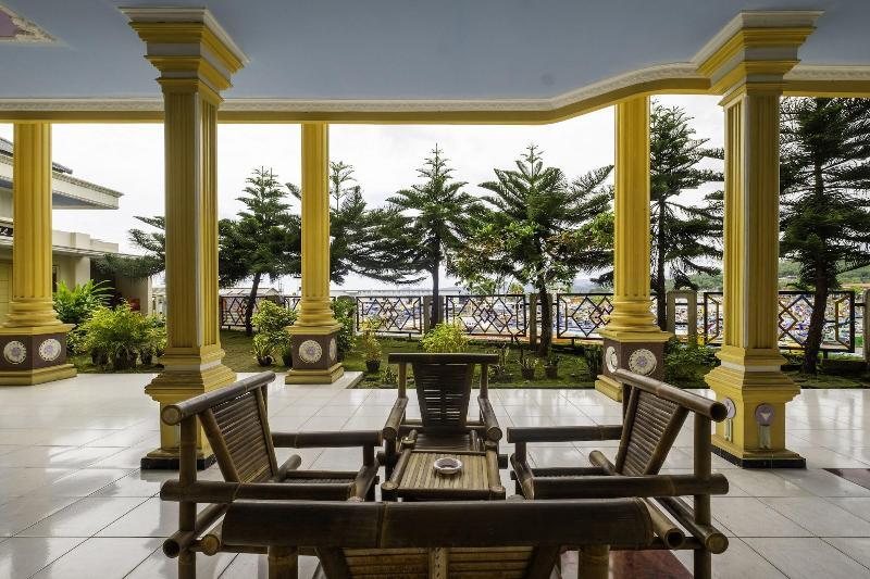Hotel Mahkota Pantai by OYO Rooms