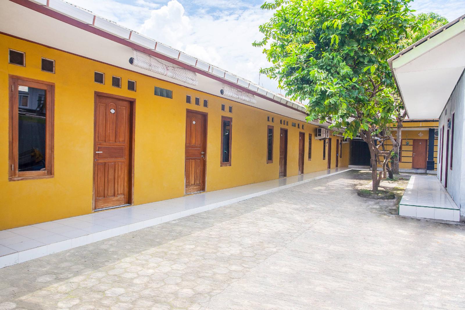 Azka Guest House Syariah by OYO Rooms