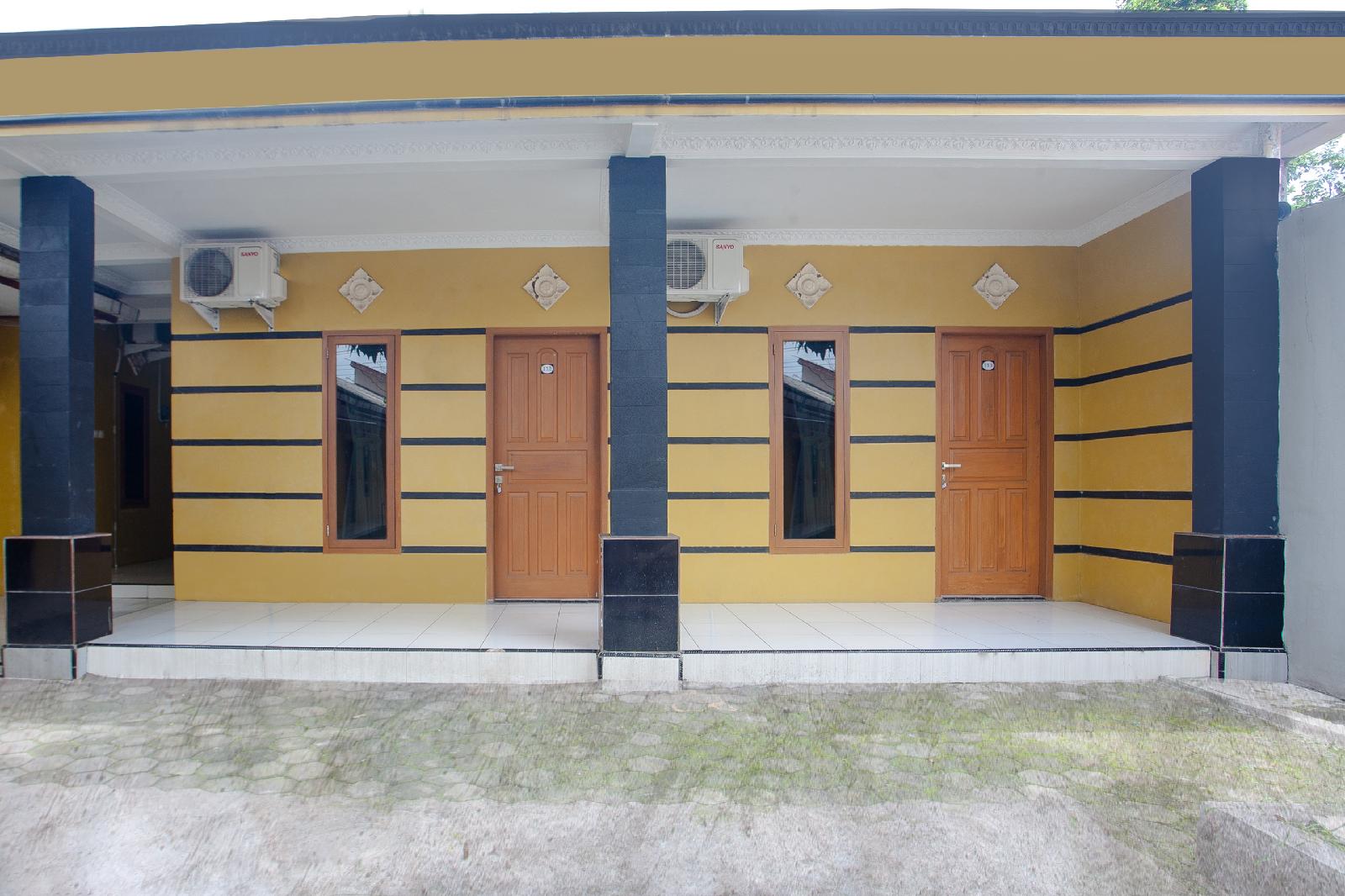 Azka Guest House Syariah by OYO Rooms