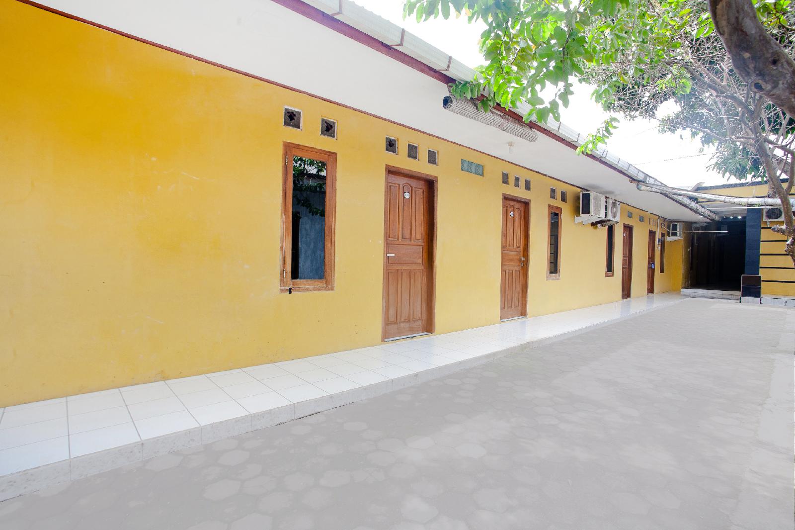 Azka Guest House Syariah by OYO Rooms