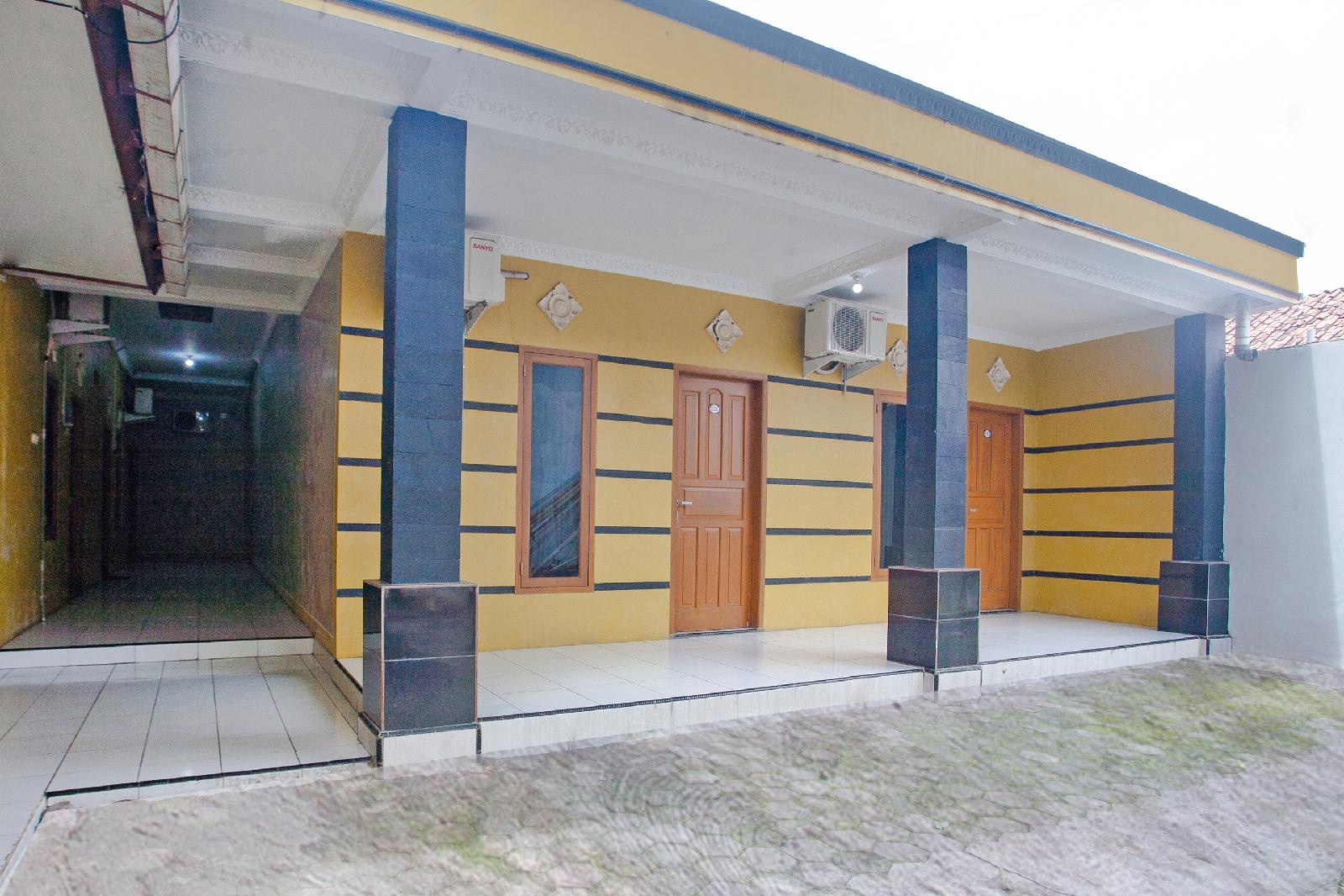 Azka Guest House Syariah by OYO Rooms
