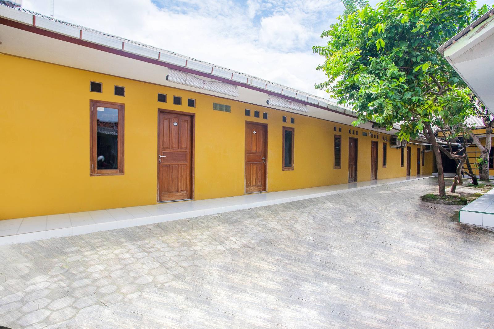 Azka Guest House Syariah by OYO Rooms