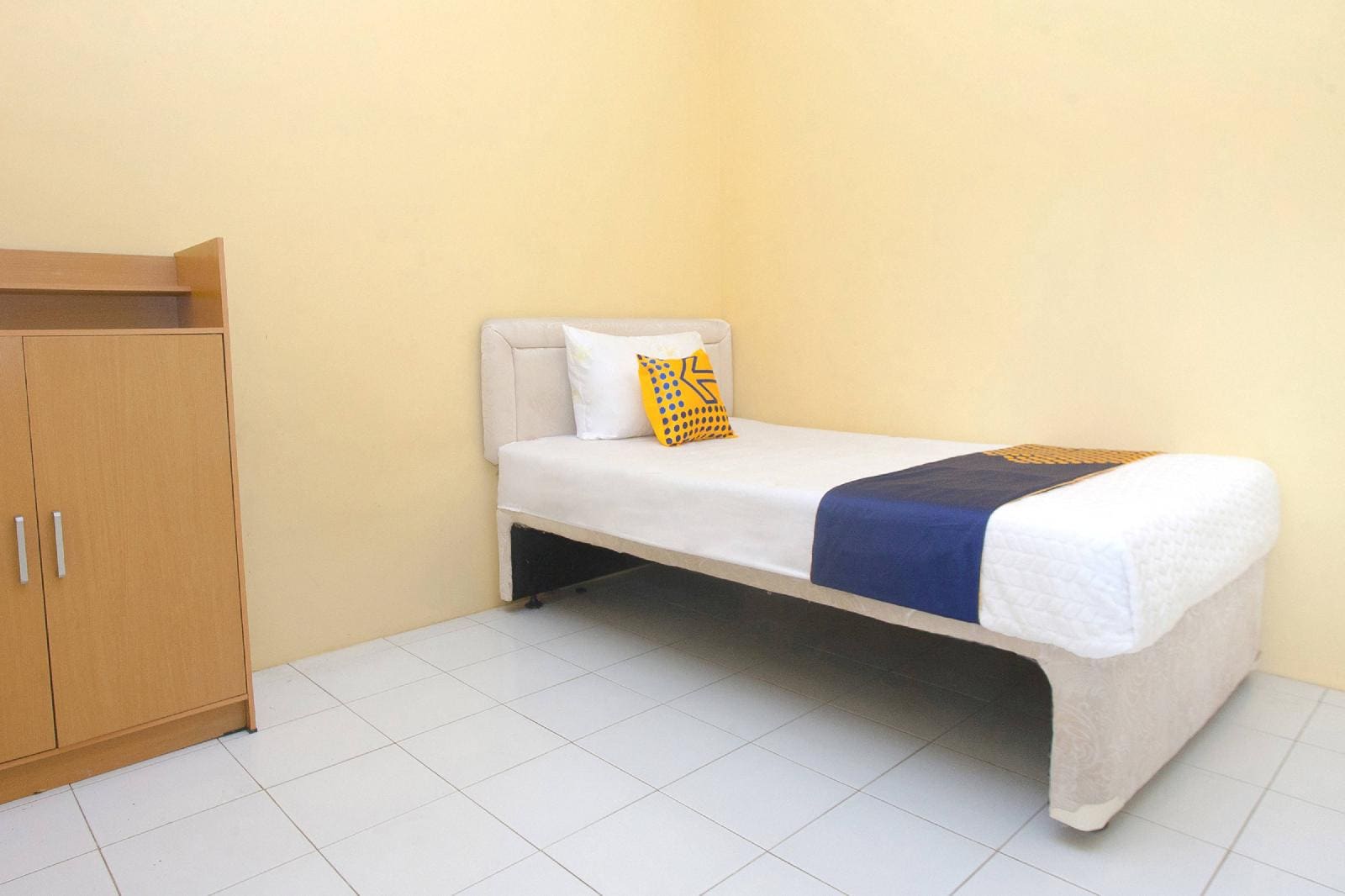 Azka Guest House Syariah by OYO Rooms