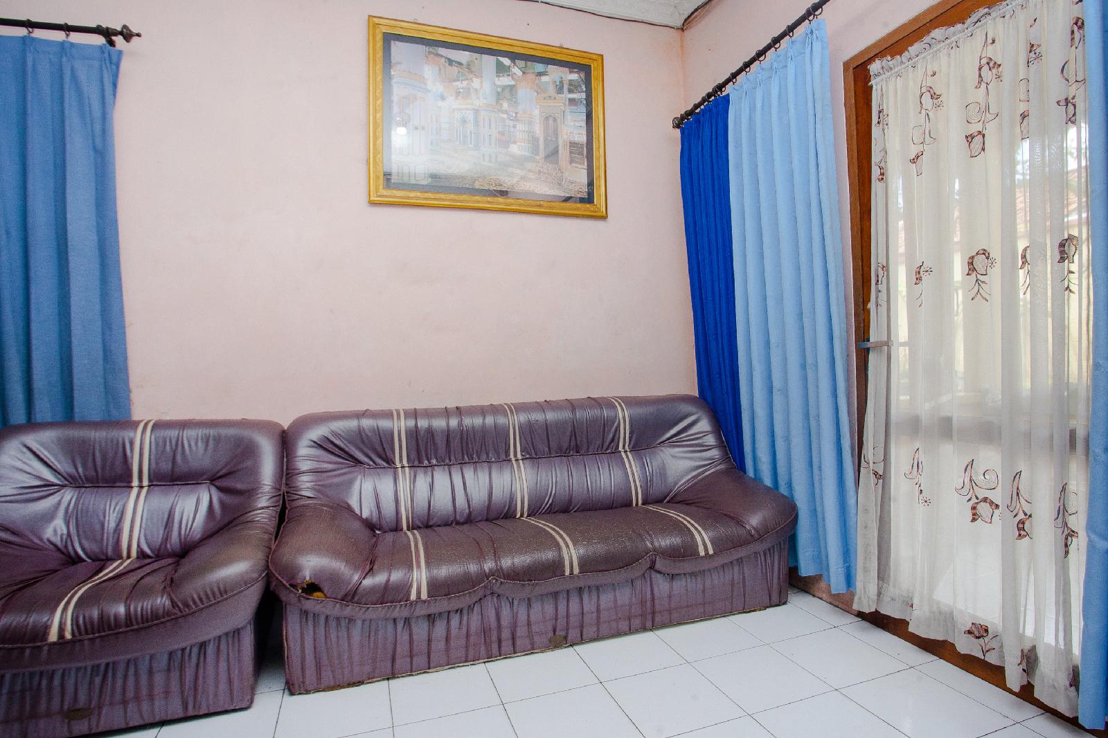 Azka Guest House Syariah by OYO Rooms