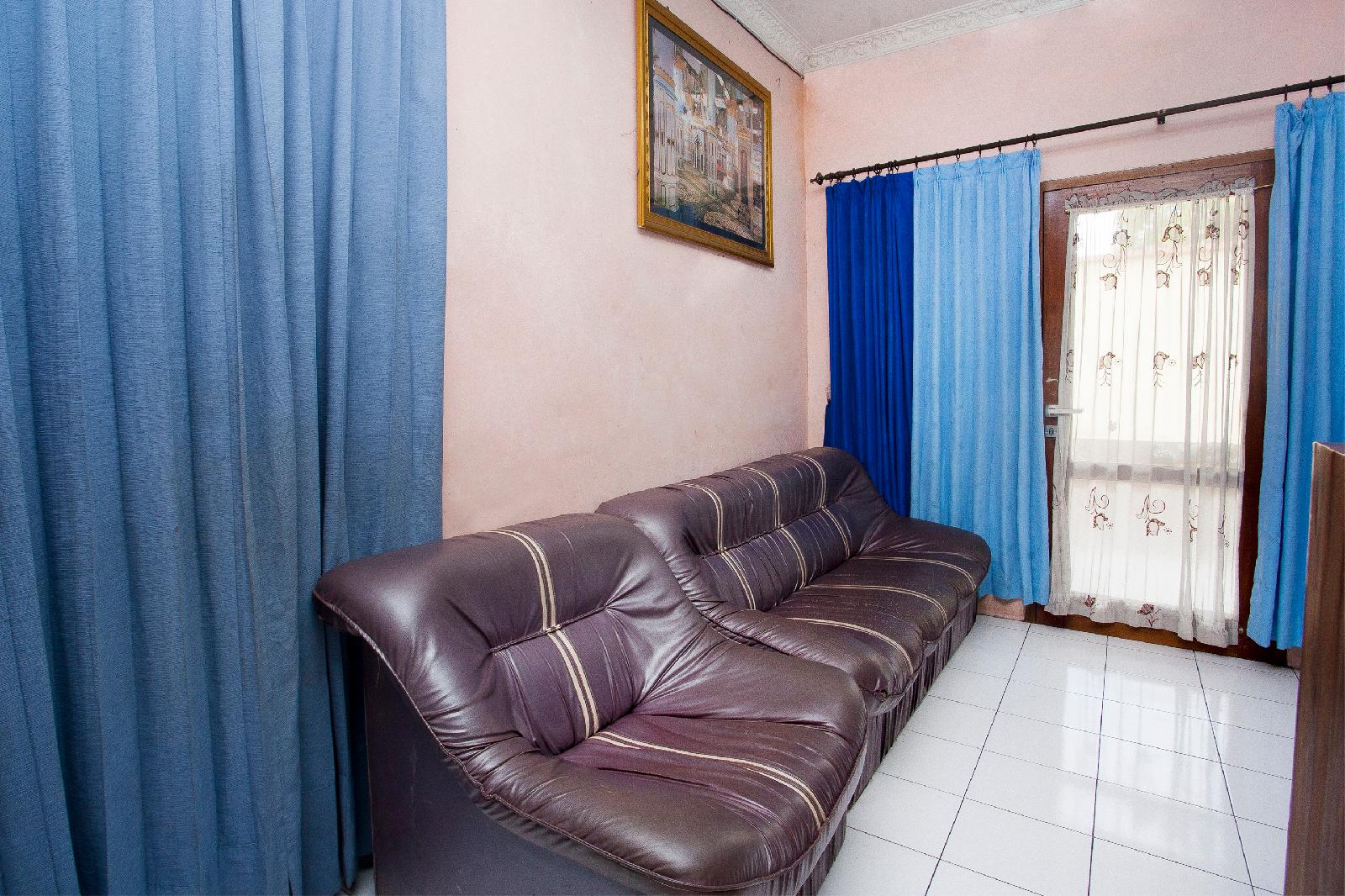 Azka Guest House Syariah by OYO Rooms