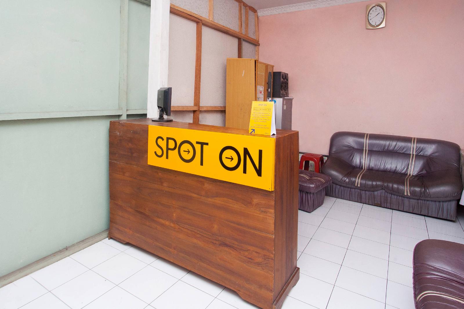 Azka Guest House Syariah by OYO Rooms