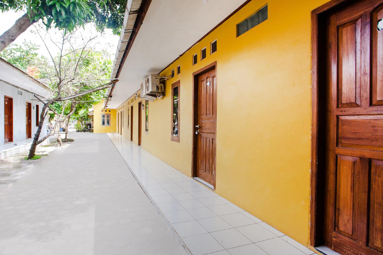 Azka Guest House Syariah by OYO Rooms